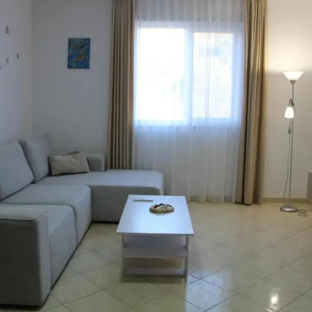 Beachside 2br By Adriatic Living *